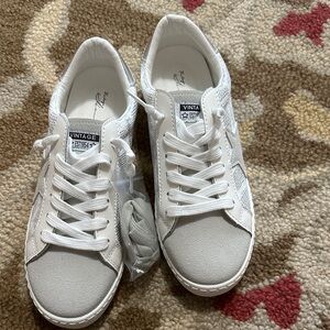 Vintage White Lace-Up Women's Sneakers